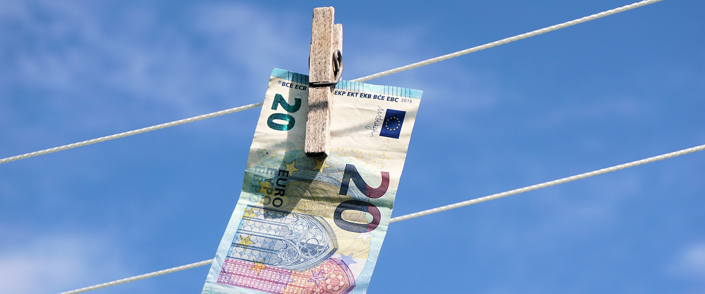 An einer Wäscheleine hängt ein Zwanzig-Euro-Schein.  